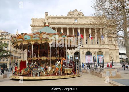 Karussell und Palais de la Bourse, Place du General de Gaulle, Opéra District, Marseille, Bouches-du-Rhone, Provence, Frankreich, Mittelmeer, Europa Stockfoto