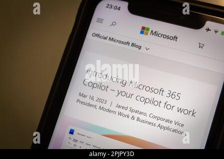 Vancouver, KANADA - März 29 2023 : Blogpost "Introducing Microsoft 365 CoPilot – Your Copilot for Work", der in blogs.microsoft.com auf einem iPhone zu sehen ist. Stockfoto