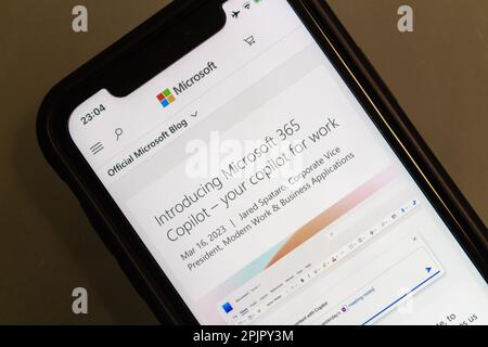 Vancouver, KANADA - März 29 2023 : Blogpost "Introducing Microsoft 365 CoPilot – Your Copilot for Work", der in blogs.microsoft.com auf einem iPhone zu sehen ist. Stockfoto
