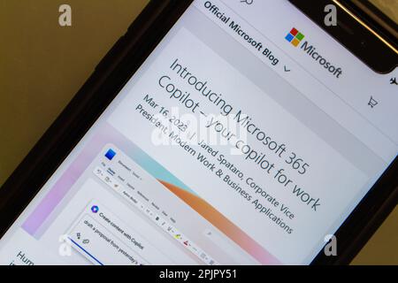 Vancouver, KANADA - März 29 2023 : Blogpost "Introducing Microsoft 365 CoPilot – Your Copilot for Work", der in blogs.microsoft.com auf einem iPhone zu sehen ist. Stockfoto