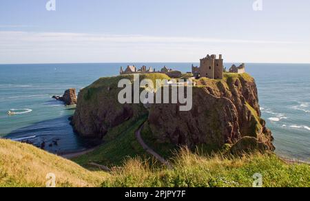 Dunnottar Castle an einem hellen und sonnigen Tag Stockfoto