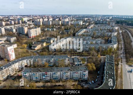 Panoramablick auf die moderne Wohngegend der Hochhäuser Stockfoto