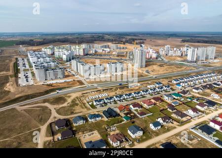 Panoramablick auf die moderne Wohngegend der Hochhäuser Stockfoto