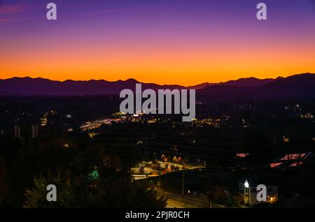 Malerischer Blick auf den Sonnenuntergang über den Smoky Mountains von Asheville, North Carolina Stockfoto