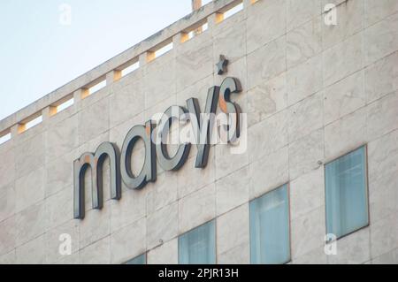 SAN FRANCISCO, USA - 31. Oktober 2022: Macy's High-End-Kaufhaus-Schild Stockfoto