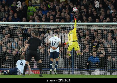 Hugo Lloris #1 von Tottenham Hotspur rettet einen Schuss während des Premier League-Spiels Everton gegen Tottenham Hotspur in Goodison Park, Liverpool, Großbritannien, 3. April 2023 (Foto von Craig Thomas/News Images) Stockfoto