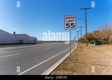 Ein Straßenschild mit 55 Geschwindigkeitsbegrenzungen auf einem leeren Stockfoto