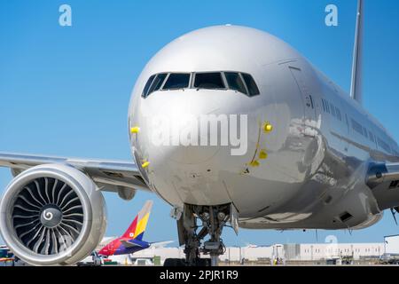 Victorville, CA, USA – 25. März 2023: Ein weißes kommerzielles Düsenflugzeug parkt in einem Lagerplatz am Southern California Logistics Airport in Victor Stockfoto