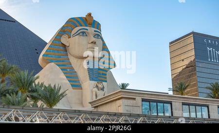 Las Vegas, Nevada - 2017. April: Luxor Casino Hotel in Las Vegas. Luxor ist das zweitgrößte Hotel in Las Vegas. Einschienenbahn über Luxor Hotel. Blick auf die Pyramide mit Sphinx des Luxor Hotels. Stockfoto