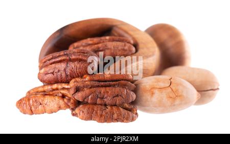 Pekannüsse in Holzschaufel, isoliert auf weißem Hintergrund. Pekannüsse ohne und ohne Schale. Beschneidungspfad Stockfoto