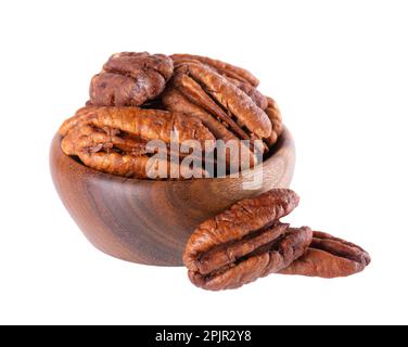 Pekannüsse in Holzschüssel, isoliert auf weißem Hintergrund. Pekannuss ohne Schale. Beschneidungspfad Stockfoto