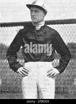 George Martin Odom (8. Juli 1882 bis 29. Juli 1964) war ein Jockey und Trainer des American National Museum of Racing und der Hall of Fame im Pferderennen von Vollblütern. Er ist nur einer von zwei Personen, die je die Belmont-Einsätze als Jockey und Trainer gewonnen haben. Stockfoto