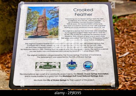 Ein Schild informiert über die Geschichte von Crooked Feather, einer 30 Meter hohen indischen Skulptur, die am Highway 90 am 2. April 2023 in Ocean Springs, Mississippi, ausgestellt wird. Stockfoto