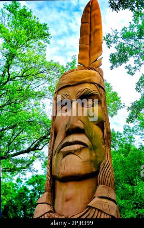 Crooked Feather, eine 30 Meter hohe indische Skulptur, wird am Highway 90, 2. April 2023 in Ocean Springs, Mississippi, ausgestellt. Stockfoto