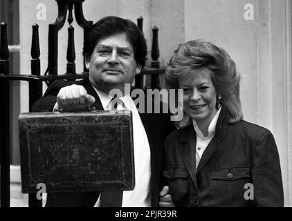 Aktenfoto vom 14.03/89, von Schatzkanzler Nigel Lawson, der seine Haushaltskiste mit seiner Frau Therese in der Hand hielt, bevor er sich den Commons aufmachte, um den Haushalt vorzustellen. Der ehemalige konservative Kanzler ist im Alter von 91 Jahren gestorben. Ausgabedatum: Montag, 3. April 2023. Stockfoto