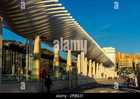 MALAGA, SPANIEN - 14. JANUAR 2023: Weiße Pergola (Hafen von Malaga) in Malaga, Spanien am 14. Januar 2023 Stockfoto