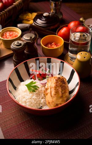 Papa Rellena gefüllte Kartoffeln peruanisches Speisenbuffet verschiedene Gerichte traditionelle peruanische Gourmetküche Stockfoto