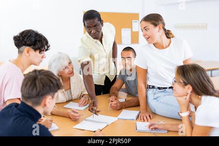 Verschiedene Menschen auf Sprachkursen im Klassenzimmer Stockfoto