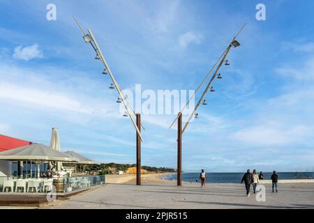 Die Promenade neben Gaivota Beach, Quarteira, Portugal. Stockfoto