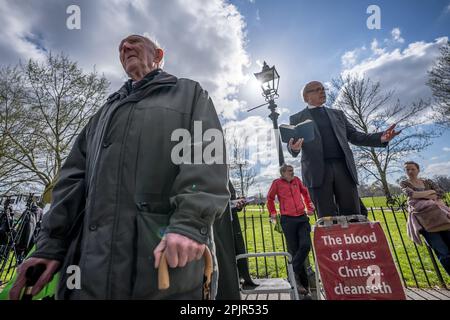 London, Großbritannien. 2. April 2023. Predigten, Debatten und Predigten in der Speakers' Corner, der öffentlich sprechenden nordöstlichen Ecke des Hyde Park. Kredit: Guy Corbishley/Alamy Live News Stockfoto