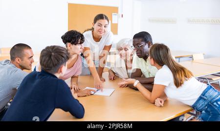Gruppe von Personen, die an einem Sprachkurs teilnehmen Stockfoto