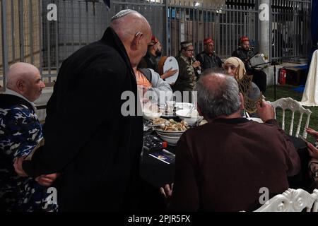 JAFFA, ISRAEL - 3. APRIL: Juden und Muslime teilen sich nach der Pause des Ramadan-Fastens eine Iftar-Mahlzeit während einer Iftar-Versammlung, die von der Gemeinde Tel Aviv am 3. April 2023 in Jaffa, Israel, organisiert wurde. Ramadan wird als heiliger Monat der Opfer und des Gottesdienstes für das muslimische Volk beschrieben und ist der heiligste Monat im islamischen Kalender. Kredit: Eddie Gerald/Alamy Live News Stockfoto