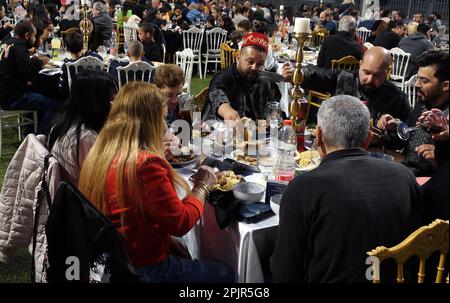 JAFFA, ISRAEL - 3. APRIL: Juden und Muslime teilen sich nach der Pause des Ramadan-Fastens eine Iftar-Mahlzeit während einer Iftar-Versammlung, die von der Gemeinde Tel Aviv am 3. April 2023 in Jaffa, Israel, organisiert wurde. Ramadan wird als heiliger Monat der Opfer und des Gottesdienstes für das muslimische Volk beschrieben und ist der heiligste Monat im islamischen Kalender. Kredit: Eddie Gerald/Alamy Live News Stockfoto