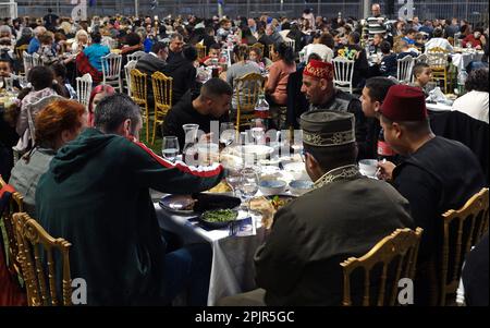 JAFFA, ISRAEL - 3. APRIL: Juden und Muslime teilen sich nach der Pause des Ramadan-Fastens eine Iftar-Mahlzeit während einer Iftar-Versammlung, die von der Gemeinde Tel Aviv am 3. April 2023 in Jaffa, Israel, organisiert wurde. Ramadan wird als heiliger Monat der Opfer und des Gottesdienstes für das muslimische Volk beschrieben und ist der heiligste Monat im islamischen Kalender. Kredit: Eddie Gerald/Alamy Live News Stockfoto