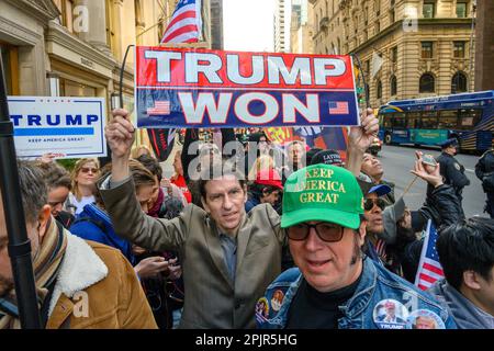 New York, USA. 3. April 2023. Anhänger des ehemaligen US-Präsidenten Donald Trump protestieren vor dem Trump Tower in Midtown New York, während sie Trumps Ankunft erwarten. Donald Trump wurde der erste ehemalige US-Präsident, der von einer Grand Jury angeklagt wurde, und kam morgen vor seiner Anklageerhebung vor Gericht nach New York. Kredit: Enrique Shore/Alamy Live News Stockfoto