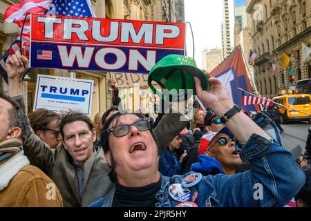 New York, USA. 3. April 2023. Anhänger des ehemaligen US-Präsidenten Donald Trump protestieren vor dem Trump Tower in Midtown New York, während sie Trumps Ankunft erwarten. Donald Trump wurde der erste ehemalige US-Präsident, der von einer Grand Jury angeklagt wurde, und kam morgen vor seiner Anklageerhebung vor Gericht nach New York. Kredit: Enrique Shore/Alamy Live News Stockfoto