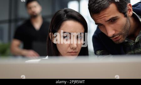 Geschäftsfrau, die in einer Konferenz mit ihrem Kollegen über einen Geschäftsplan spricht Stockfoto