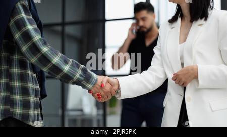 Nahaufnahme von zwei Geschäftsleute Händeschütteln Stockfoto