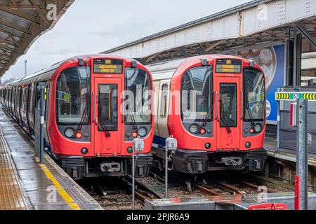 WIMBLEDON, LONDON, Vereinigtes Königreich, 9. MÄRZ 2023: Zwei Züge der Londoner U-Bahn-Linie in Wimbledon Stockfoto