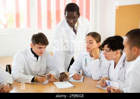 Professor erklärt Thema einer Gruppe von Medizinstudenten Stockfoto