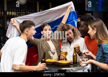 Gruppe von aufgeregten Leuten, Fußball, die die russische Lieblingsmannschaft in der Sportbar unterstützt Stockfoto