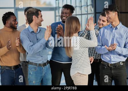 Personalwesen. Gruppenporträt von lächelnden Mitarbeitern eines freundlichen Teams aus verschiedenen ethnischen Geschlechtern, die in einem Büro zusammenstehen. Stockfoto