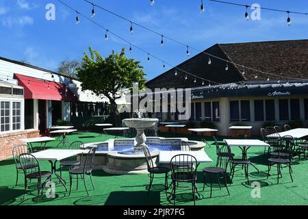 SANTA ANA, KALIFORNIEN - 31. MÄRZ 2023: Restaurantbereich im Freien des Antonello Ristorante in South Coast Village. Stockfoto