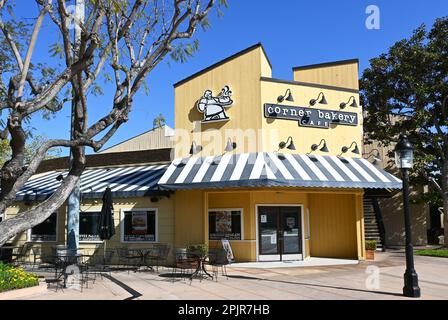 SANTA ANA, KALIFORNIEN - 31. MÄRZ 2023: The Corner Bakery Cafe in South Coast Village. Stockfoto