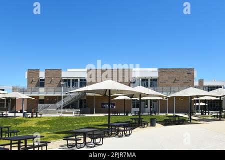 IRIVNE, KALIFORNIEN - 2. April 2023: Quad- und Klassenzimmer-Gebäude auf dem Campus der Portola High School. Stockfoto