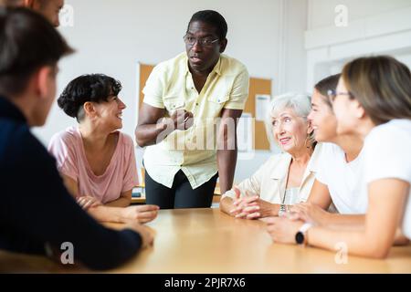 Gruppe von Personen, die an einem Sprachkurs teilnehmen Stockfoto