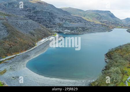 virds0eye°-Blick auf den Llyn Peris Lake, gletscherförmig geformt und ein Beispiel für einen See mit Moränen-Staudamm, Großbritannien. Hochwertiges Foto Stockfoto