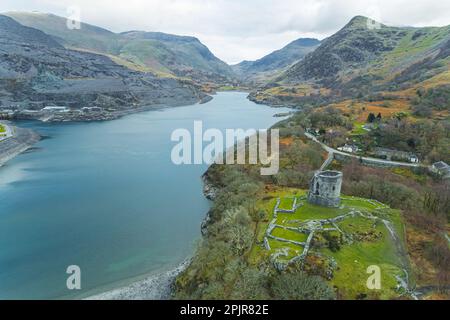 Llyn Peris ist ein See in Snowdonia, Wales, in der Nähe der Dörfer Llanberis und Nant Peris und des kleineren Zwillings von Llyn Padarn. Hochwertiges Foto Stockfoto