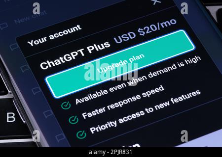 ChatGPT Plus-Option für AI Chat GPT auf Smartphone auf Laptop. Kostenpflichtige Version des KI-Tools. Stafford, Großbritannien, 3. April 2023 Stockfoto