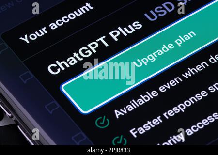 ChatGPT Plus-Option für AI Chat GPT auf Smartphone auf Laptop. Kostenpflichtige Version des KI-Tools. Stafford, Großbritannien, 3. April 2023 Stockfoto