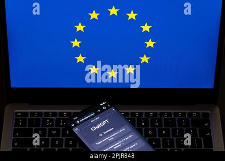 ChatGPT auf Smartphone, Hammer und EU-Flagge auf dem Laptop. Konzept zur Regulierung von KI-Instrumenten in Europa. Stafford, Vereinigtes Königreich, April 3, Stockfoto