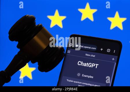 ChatGPT auf Smartphone, Hammer und EU-Flagge auf dem Laptop. Konzept zur Regulierung von KI-Instrumenten in Europa. Stafford, Vereinigtes Königreich, April 3, Stockfoto