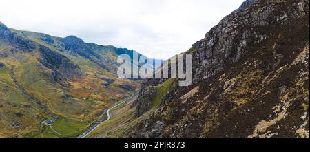 Blick aus der Vogelperspektive auf die atemberaubende Natur des Snowdonia-Nationalparks in Wales, Großbritannien. Hochwertiges Foto Stockfoto