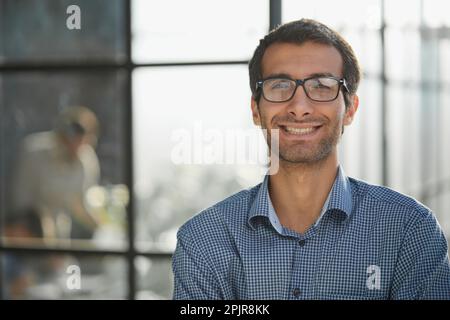 Porträt eines erfolgreichen Geschäftsmannes in einem modernen Büro. Geschäftskonzept Stockfoto