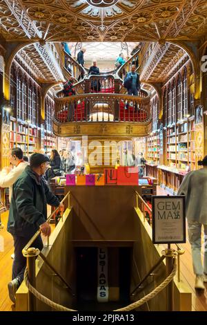 Porto, Portugal - 7. Februar 2023 : Innenansicht des Buchladens Lello, einer der schönsten Buchläden der Welt. Hochwertige Fotografie. Stockfoto