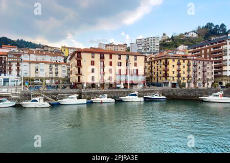 Wunderschöne Altstadt Ondarroa im Baskenland, Spanien. Hochwertige Fotografie Stockfoto